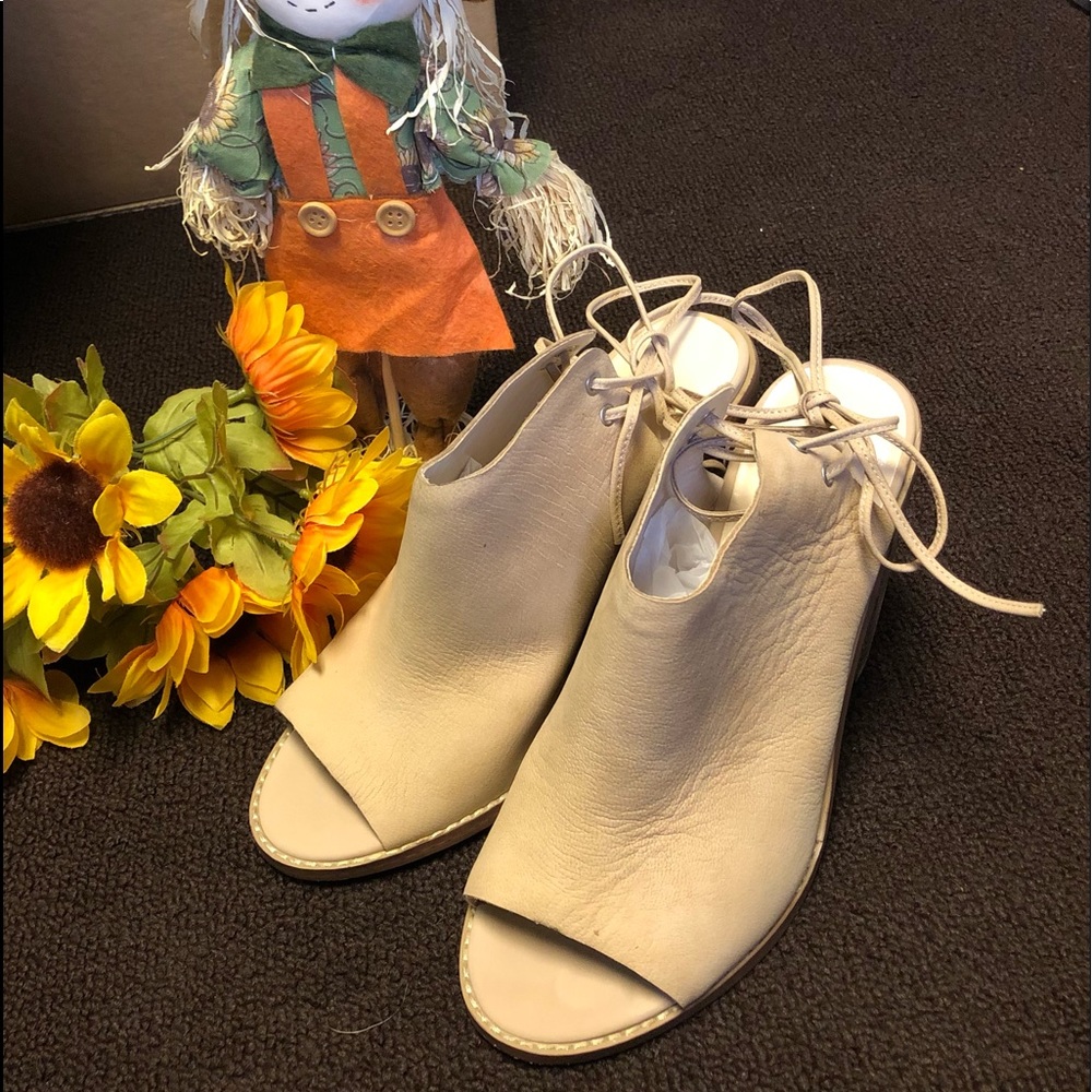 NINE WEST-LEATHER LACE BACK, PEEP TOE SHOE 7.5 (euc)